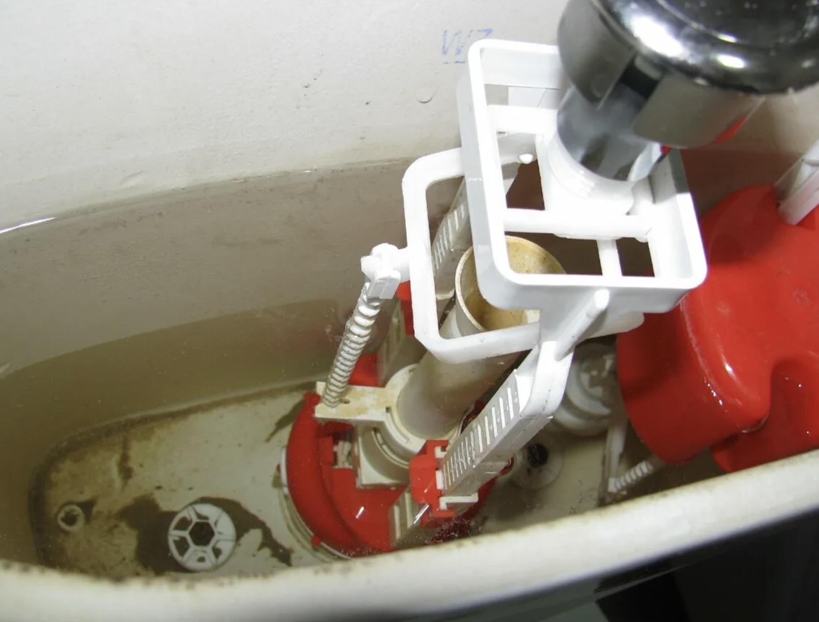 Замена арматуры в сливном бачке унитаза в Ухте — Цена от 1200 р ...